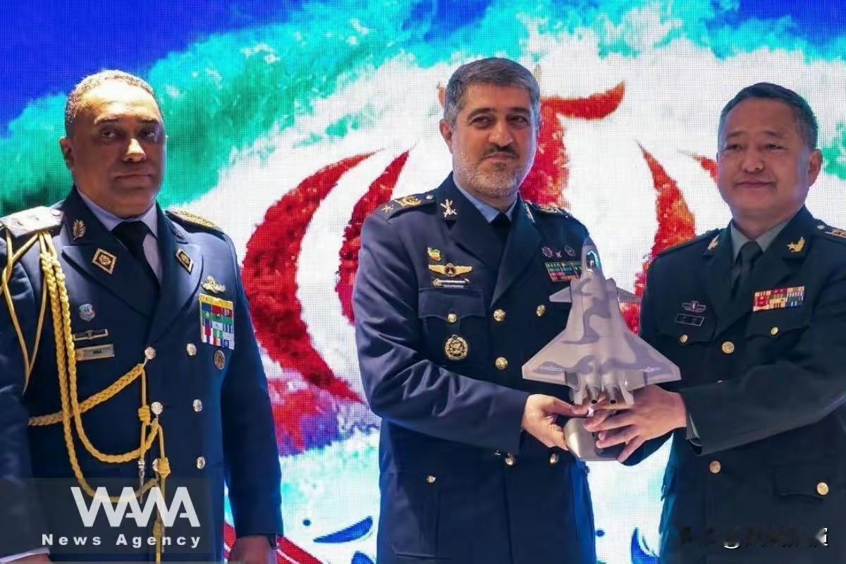 中国驻伊朗大使馆武官，向伊朗空军司令赠送了一架歼-20战斗机模型，立刻就在网上引