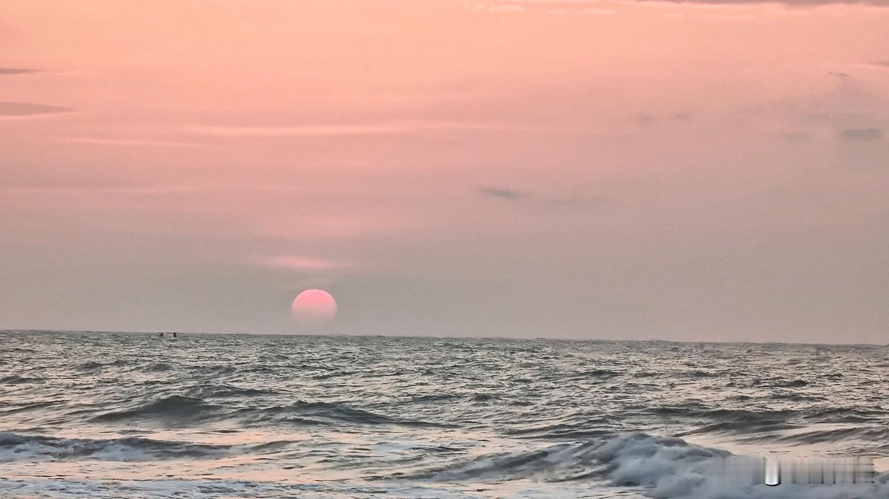 今天是我们青岛之旅的第六天。我凌晨五点就起床了，天幕刚发白，东方日出还未升起，一