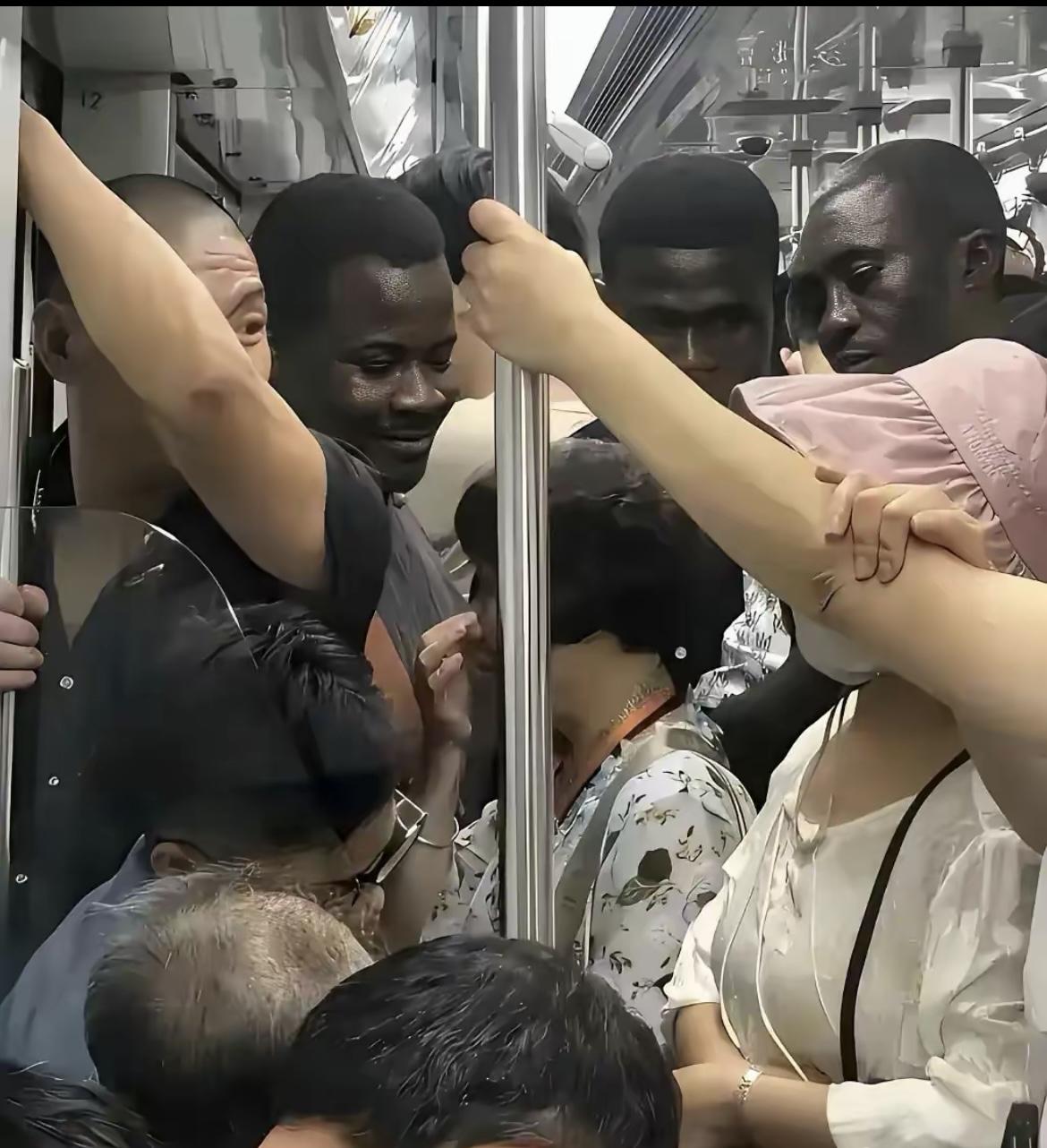 大妈忍得好辛苦[哭哭][哭哭][哭哭]