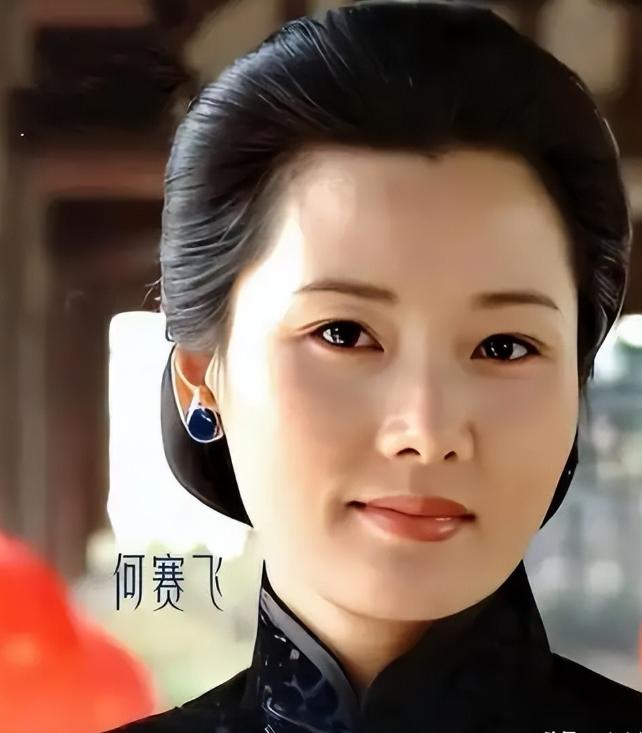 演员何赛飞说：“我从小和爸爸相依为命，但他在五十出头的时候去世了，我就觉得自己是