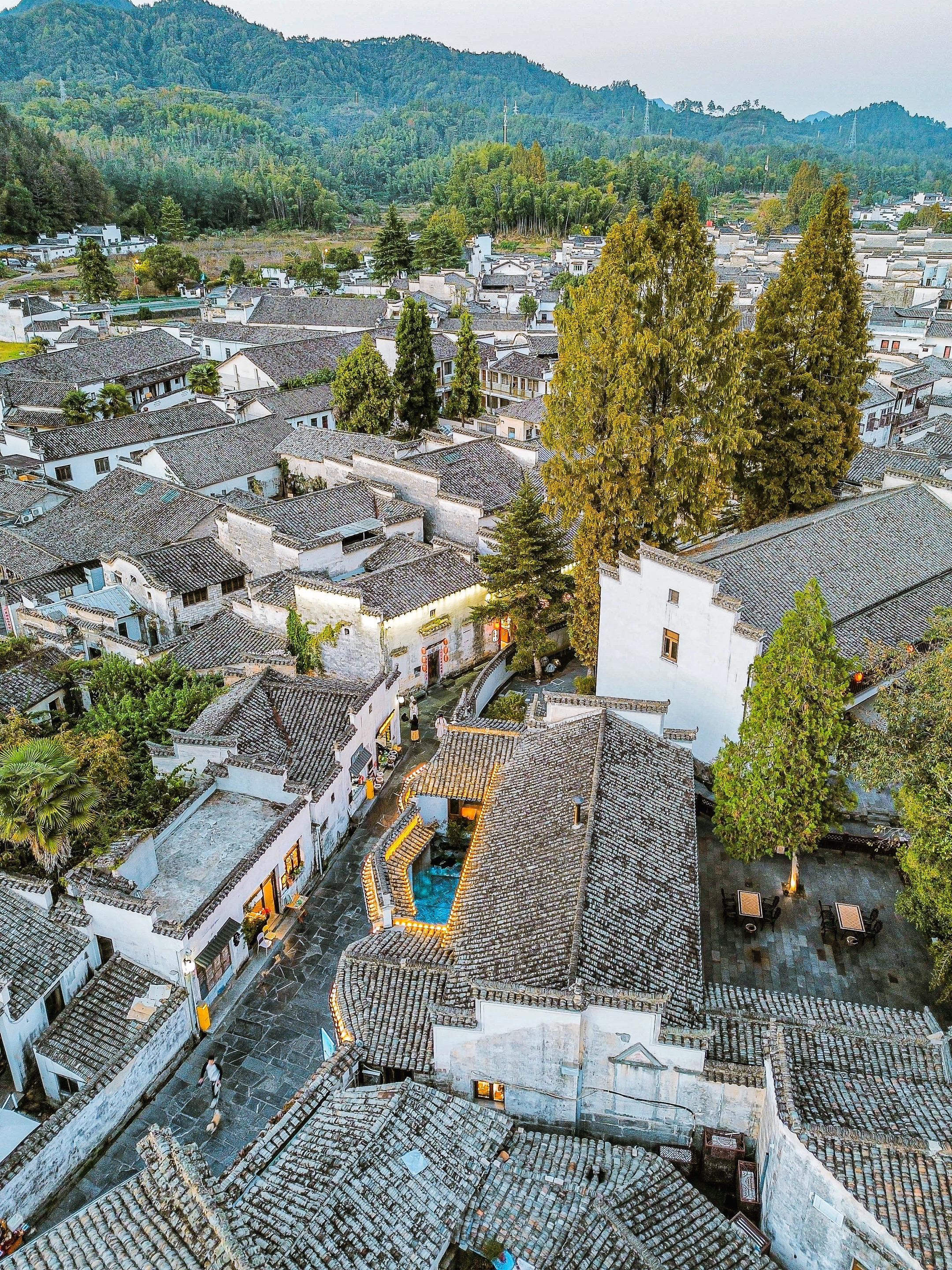 水墨徽州5日！坠入秋日不愿醒的梦。都说一生痴绝处，无梦到徽州。 这个秋...