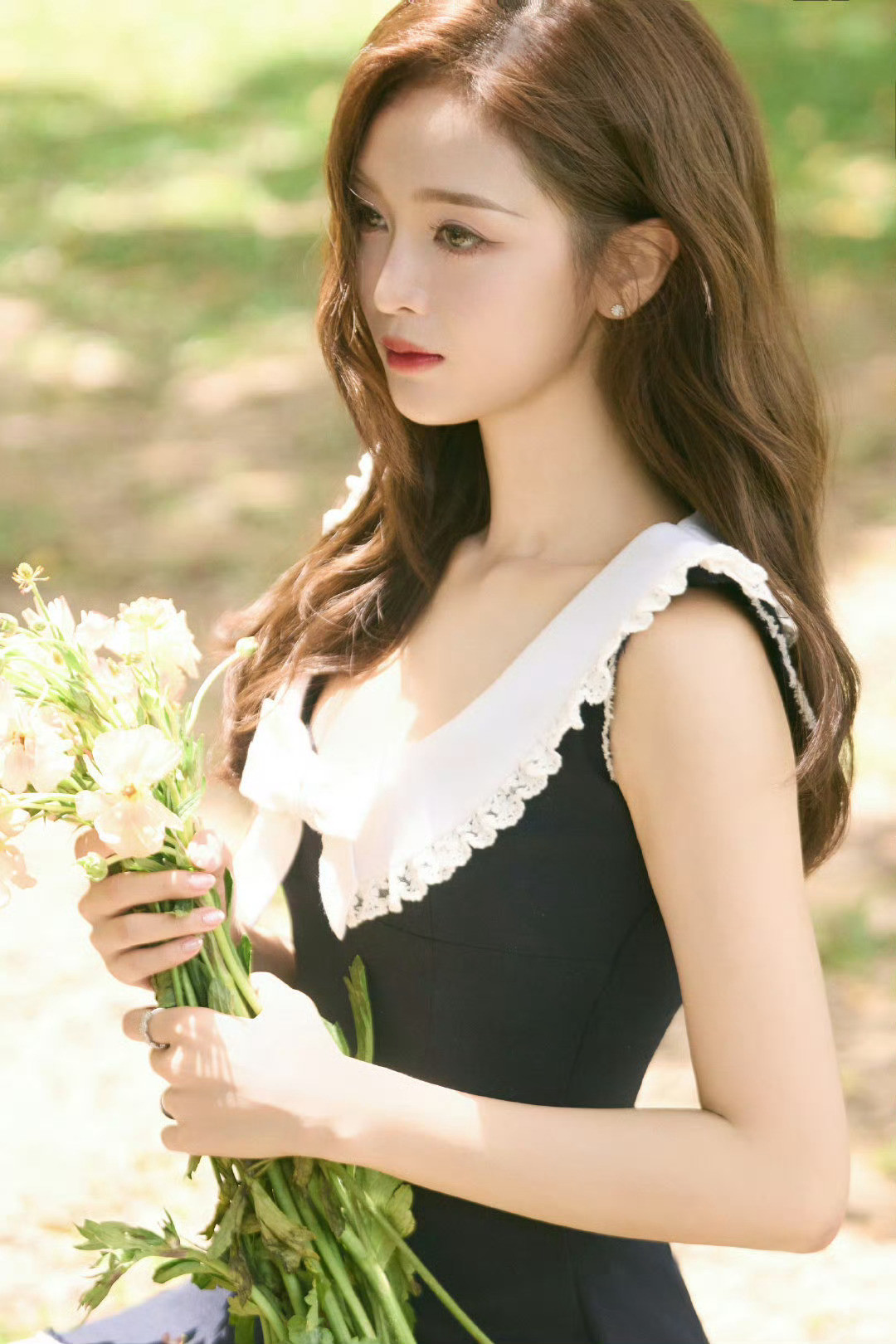 吴宣仪蓝裙look吴宣仪蓝裙look好美！精灵本灵既视感，肤白貌美+身材绝绝子，
