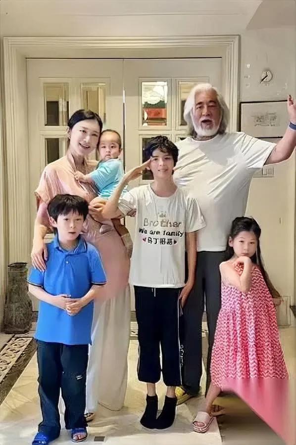 张纪中最近愁坏了跟老婆闹分歧了原因居然是要不要招个年轻男助理。74岁