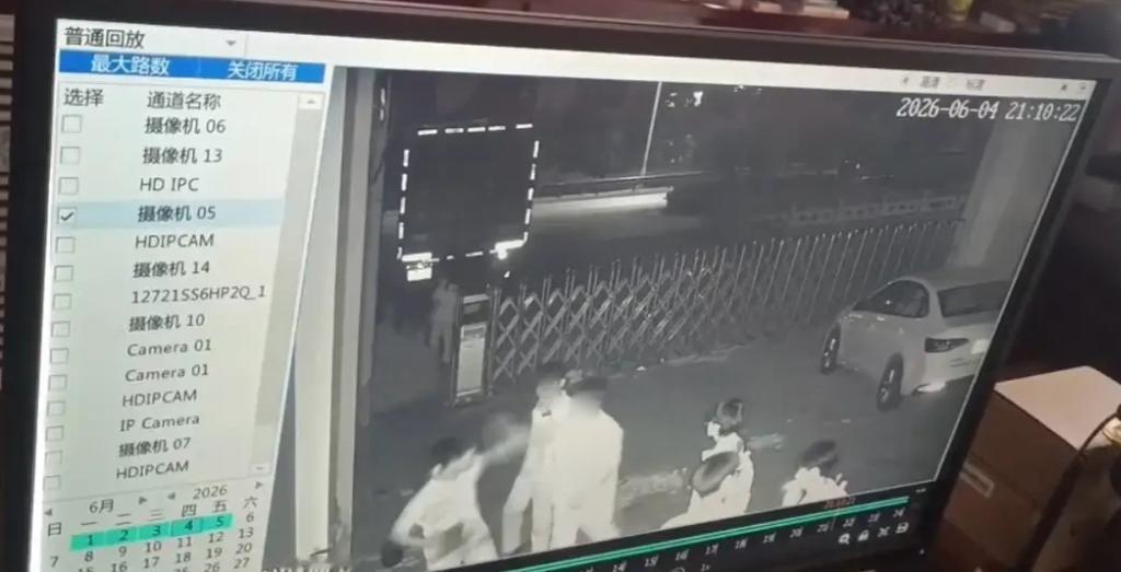 天生坏种，必须严惩！山东聊城，15岁初三男生，收到同桌送的毕业礼物，却被同学抢走