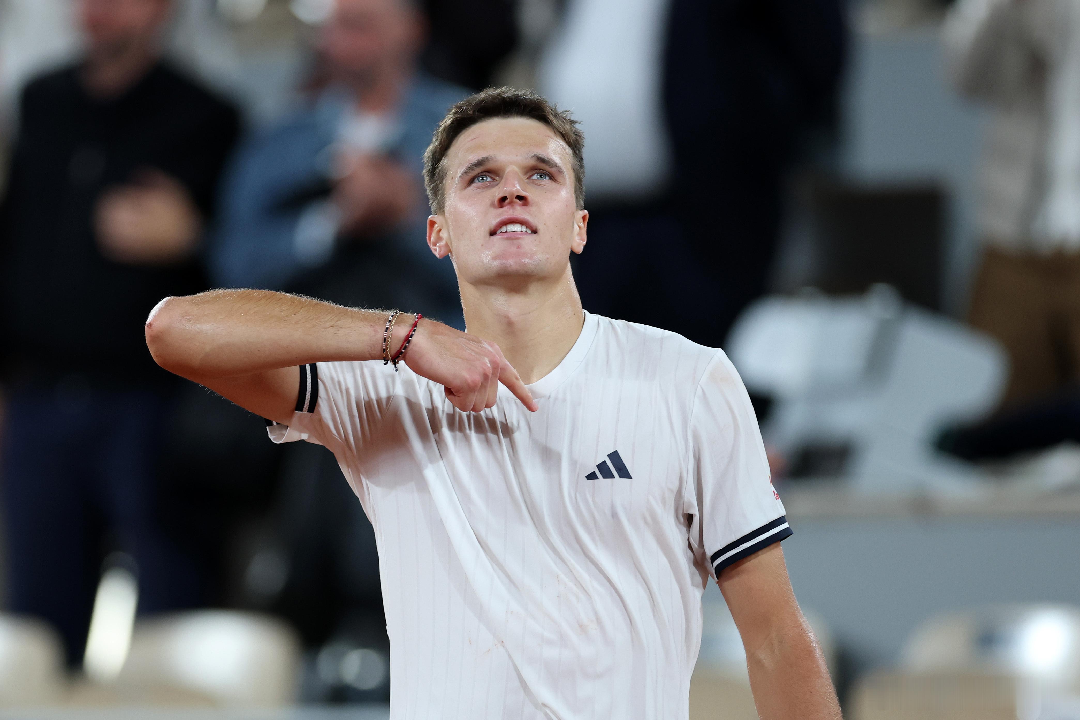 创造捷克历史🇨🇿门希克以20岁265天的年龄（法网2026开始时），成为公