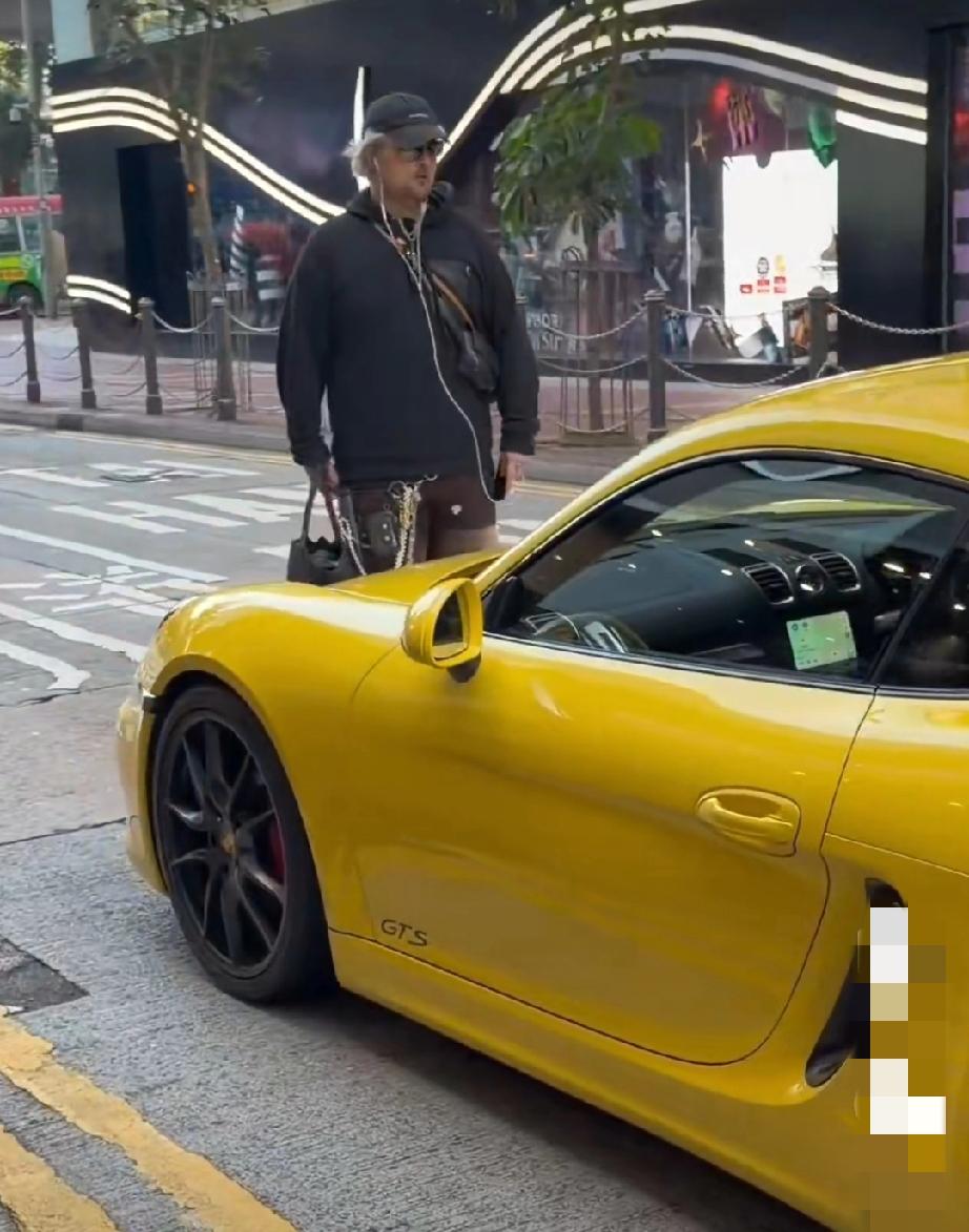 香港，一外国人不走斑马线被一辆保时捷碰了一下，然后老外堵在车前不让保时捷走了，最