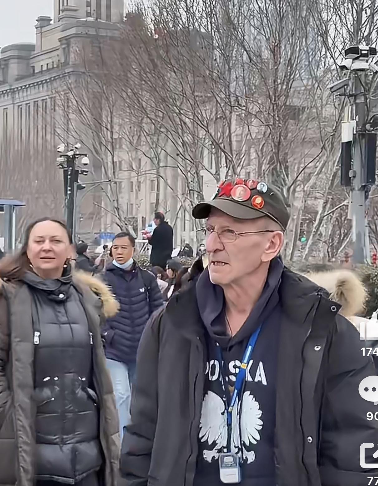 美国退伍老兵来中国游玩，帽子上贴满教员的相片，这是从骨子里崇拜啊！教员不仅是