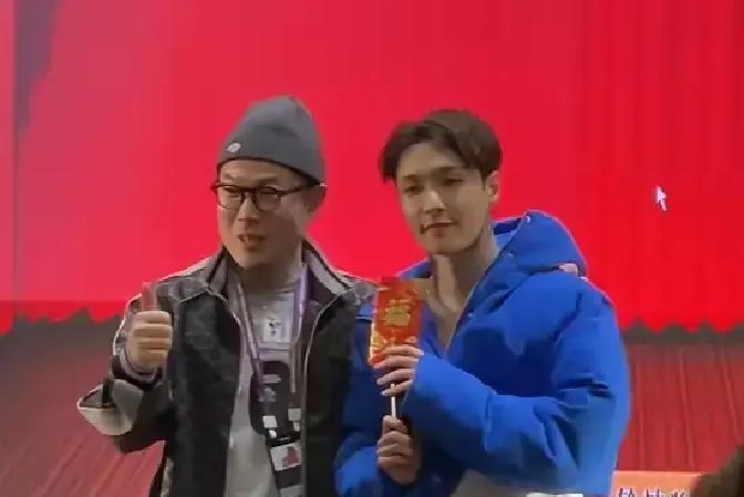 张艺兴的手刚伸进抽奖箱，全场就安静了。纸条展开。是他自己的名字。“黑幕！