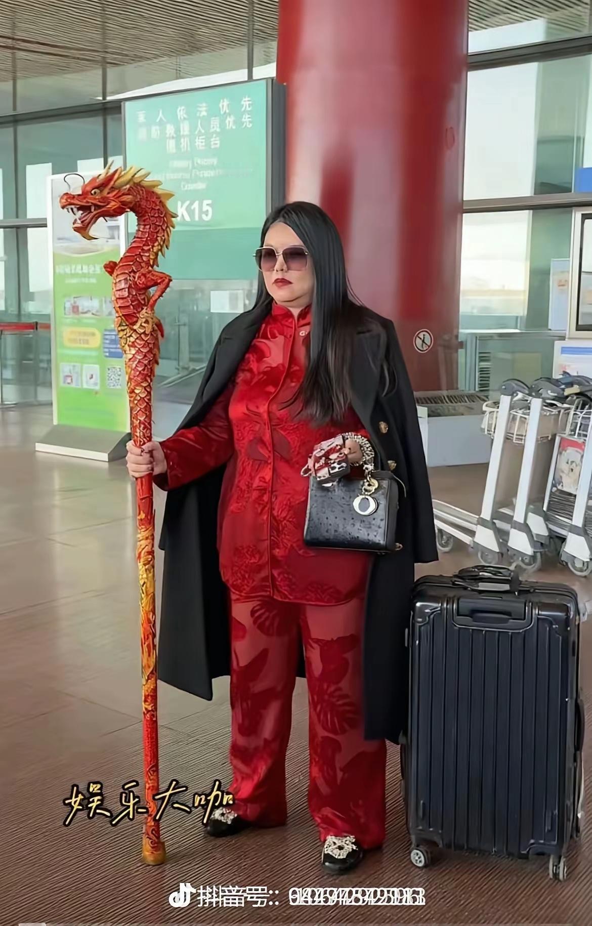很多人都好奇李湘都那么有钱了做个身材管理也不是个难事请个私教，饮食上再好