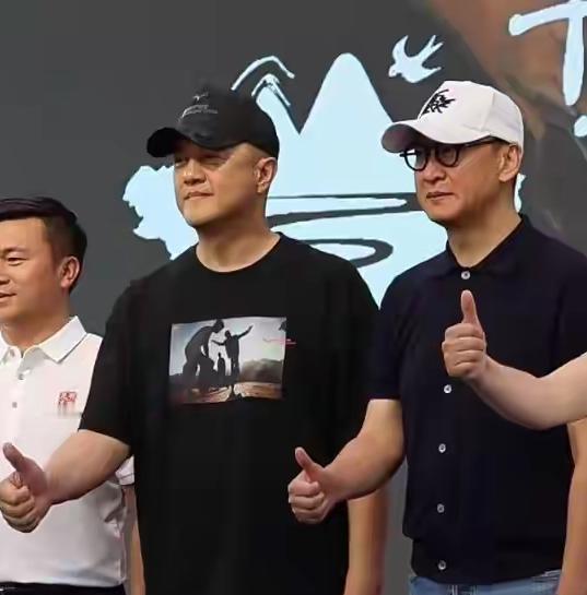 李亚鹏又创业了，尔康前来捧场！最近李亚鹏在昆明开了千寻墨问民宿，不少人前去捧