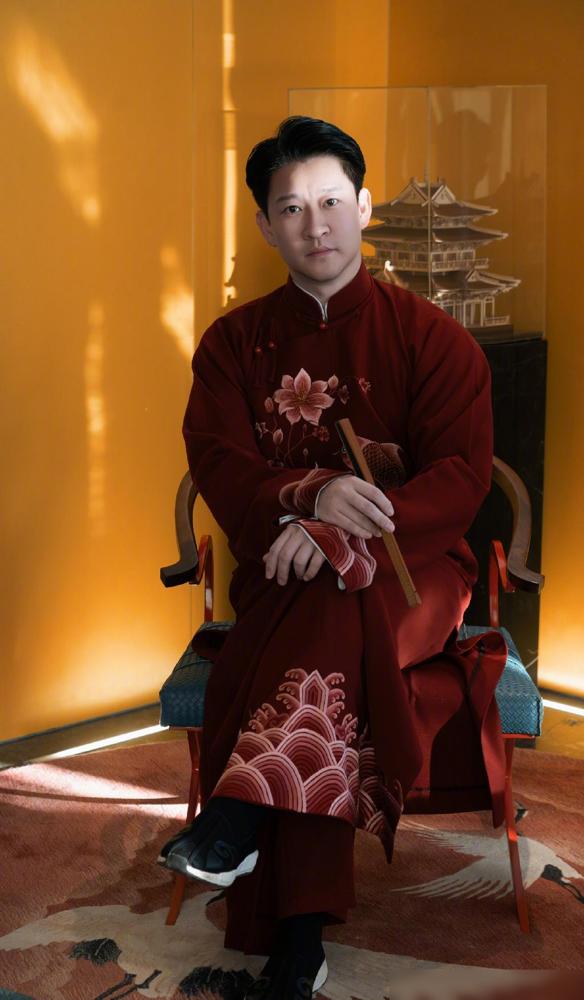 曹云金在直播中坦言：我一年要演150多场，在北京开了两家相声小剧场，还有10家餐