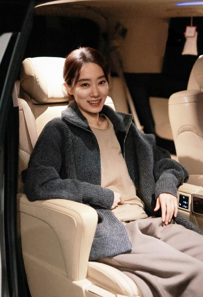 最近张小斐在外出的时候搭配的很有随性之美，看起来也格外的温柔，气质特别的出众。