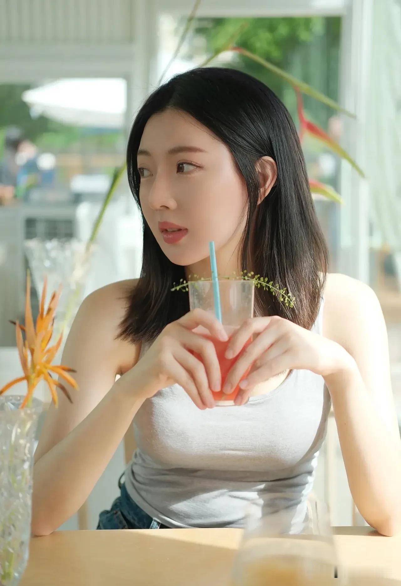 灰调背心配果汁，清爽一夏！今日份元气满满，简单又吸睛。