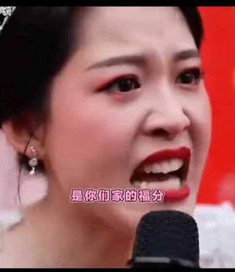 新郎这一脚踢得好！还没过门，新娘就在婚礼上大声夹恶的给家婆立规矩，要家婆尽心伺