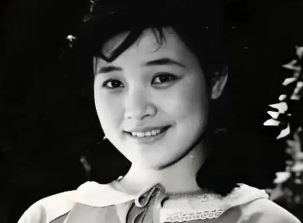 1971年,知青宋梅为报村民救命之恩,就嫁给了他。谁料,新婚之夜,她却被眼前的景