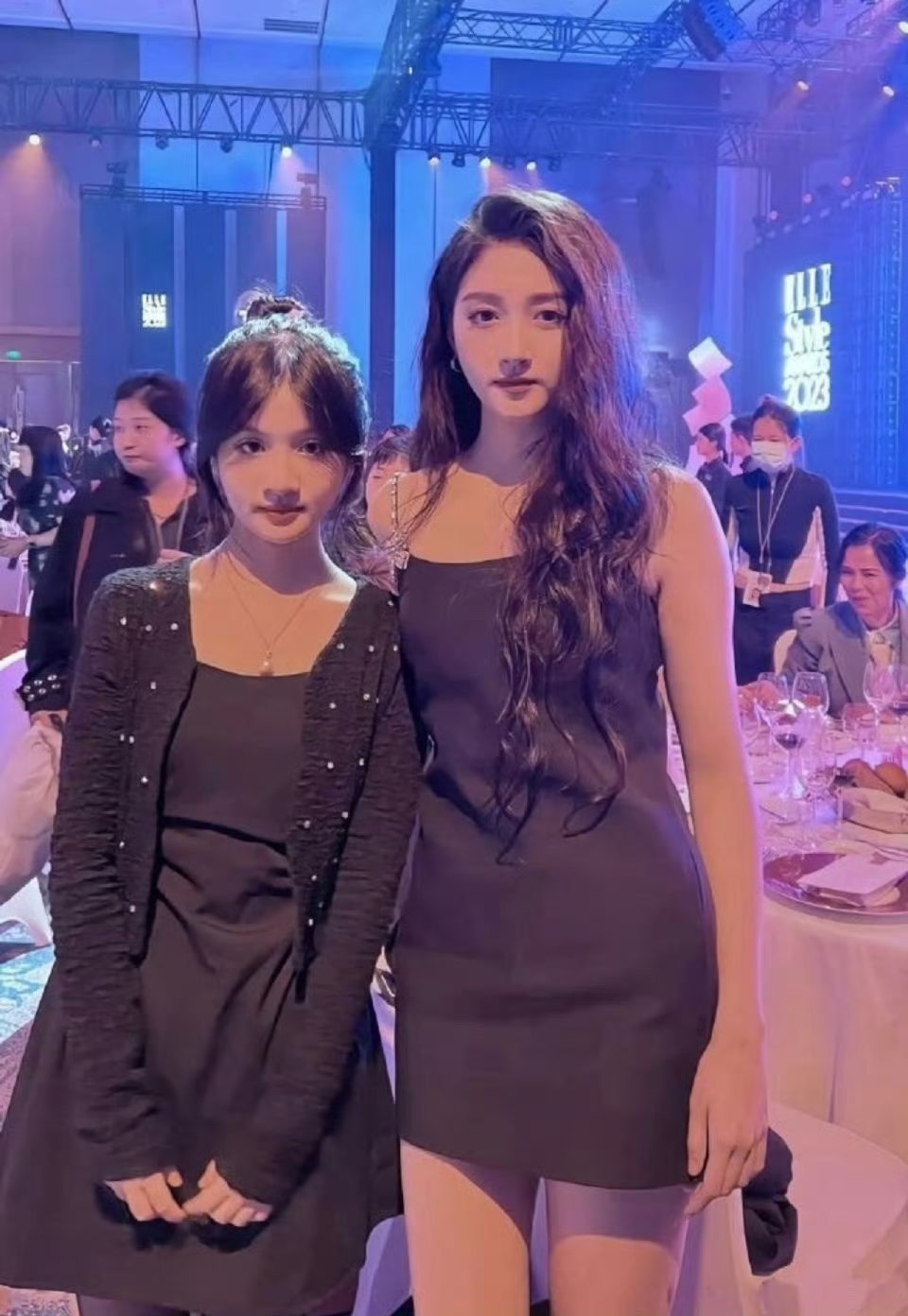 关晓彤明明已经很瘦了，脸小小的像娃娃脸很好看，和别人合照却显得大了一号，这也许就