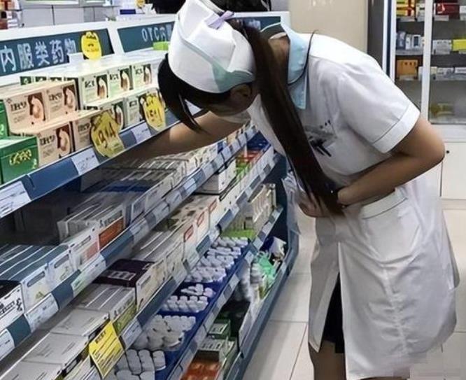 1月，湖北一男子去药店买药，见女店员漂亮，便趁她弯腰取药时，摸了一把臀部。女店员
