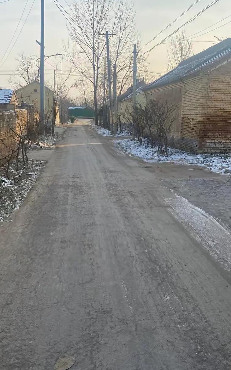 很奇怪啊！现在腊月，都已经过了一半了，可是村里，依然冷冷清清，大街上根本看不到几