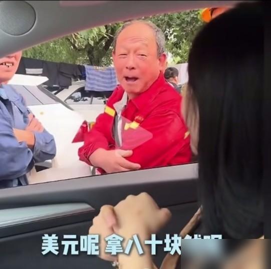 泪奔！女子假装80元一天招力工，所有人都嘲讽，只有大叔愿意，常跑劳务市场的都