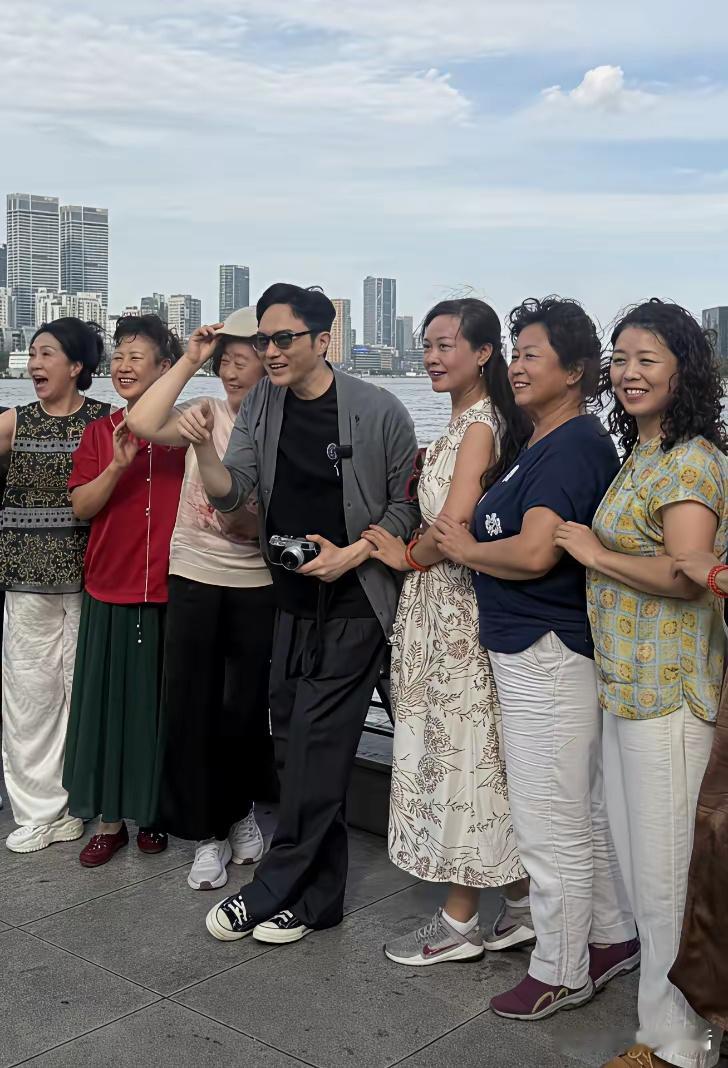 55岁张智霖在上海外滩被偶遇，真人颜值很出圈。目测身高一米八以上，就算穿帆布鞋，