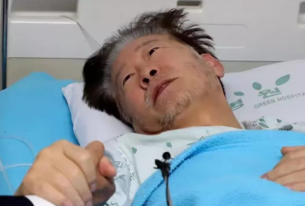 大家发现了吗，李在明绝食的时候头发是白的，就连胡子都是白的，人显得苍老憔悴，但不