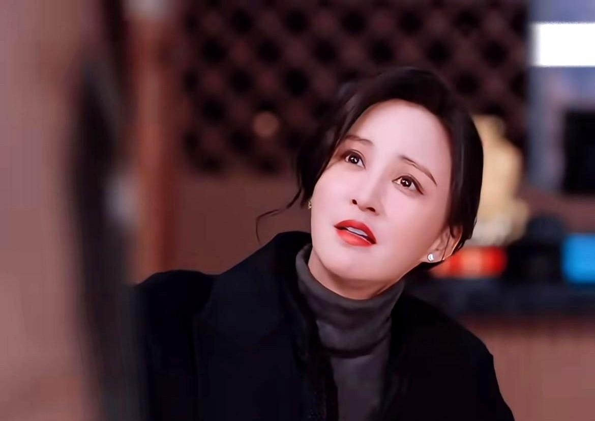 弟弟葬礼那天，崔小红没到场。灵堂里跪着替她养大儿子的二胖，她这个亲妈，在国外，