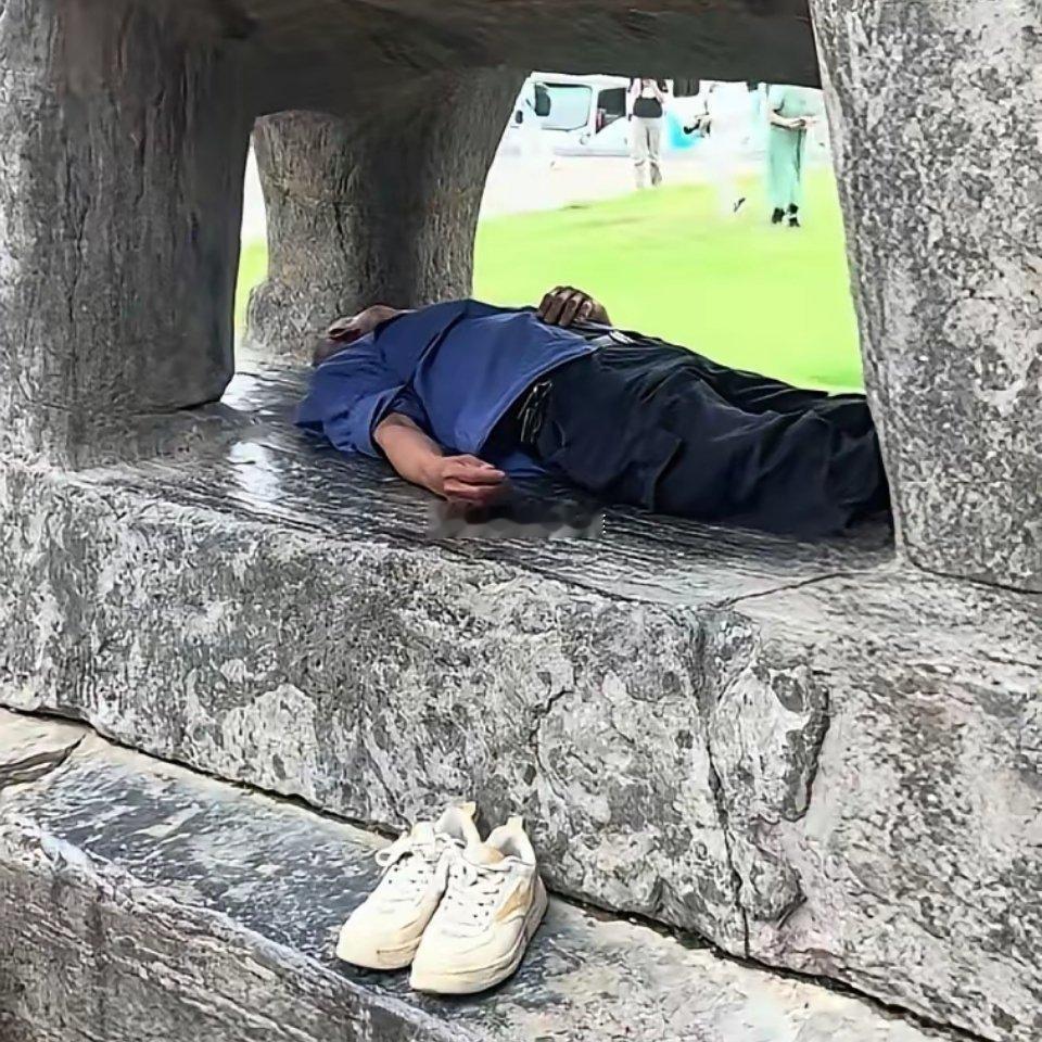 这些人躺在宋皇陵石雕下面，不知道想成就怎样的美梦？