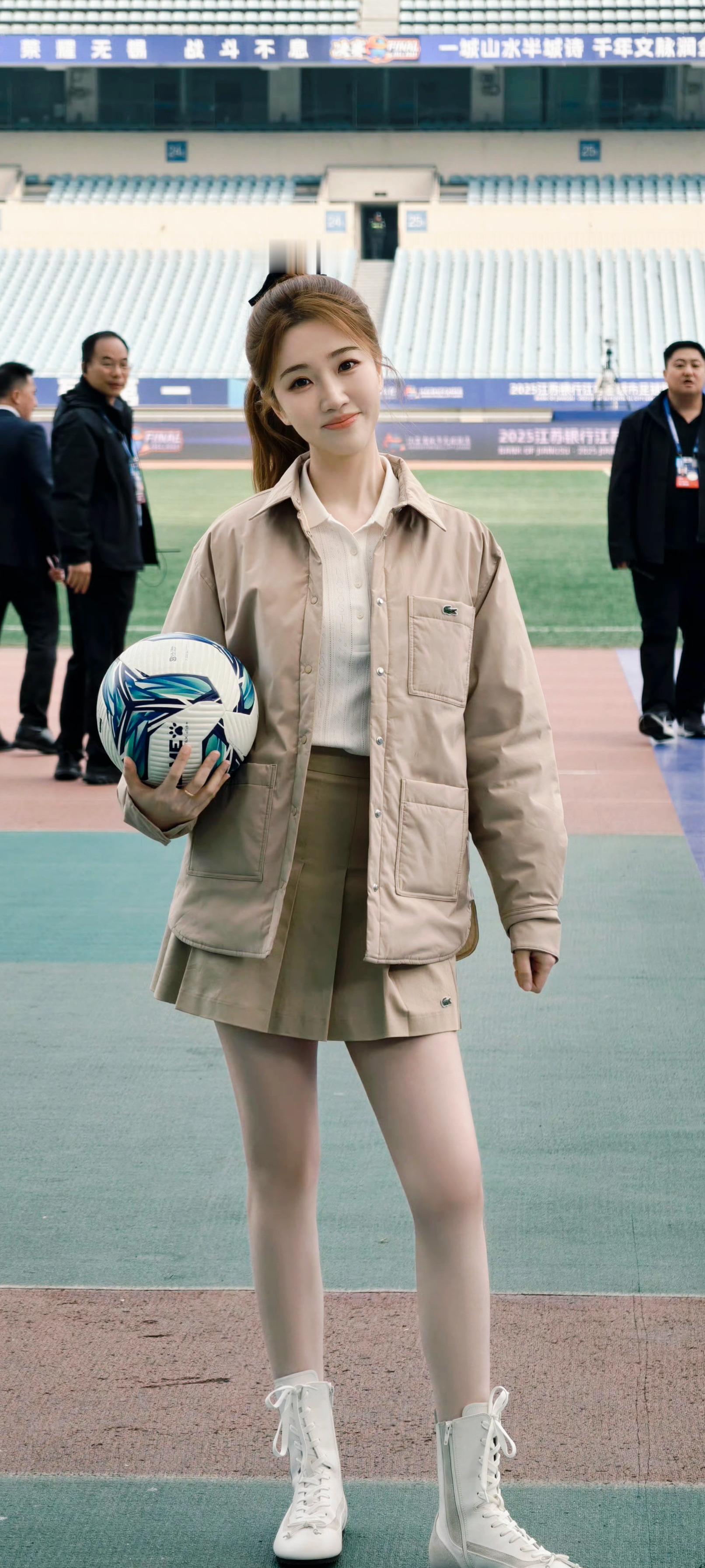 张纯烨天气有点凉，光着腿吗？张纯烨​​​