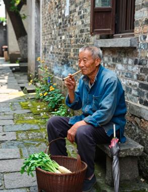 一位100岁的长寿老人说：“人活着，饮食得适量，一旦过量，身体就会出现这样那样