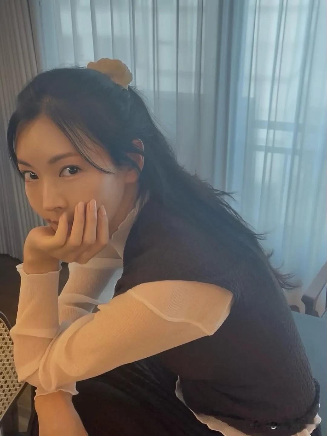 12日，演员金素妍在自己的Instagram上上传了多张照片。公开的照片中，金素