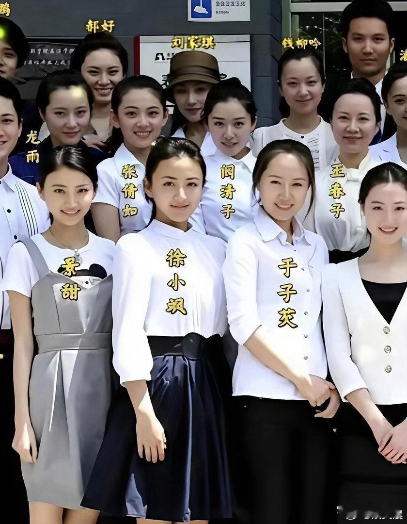 班级全员颜值都十分能打，美女云集，最终却只有景甜一人走红，差距属实显而易见。