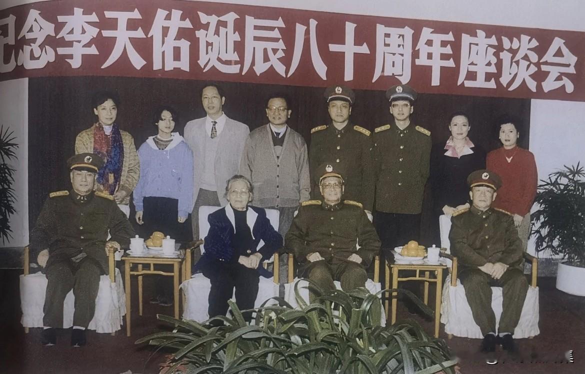 1994年1月8日，中央军委副主席张震上将，中央军委委员、国防部部长迟浩田上将，