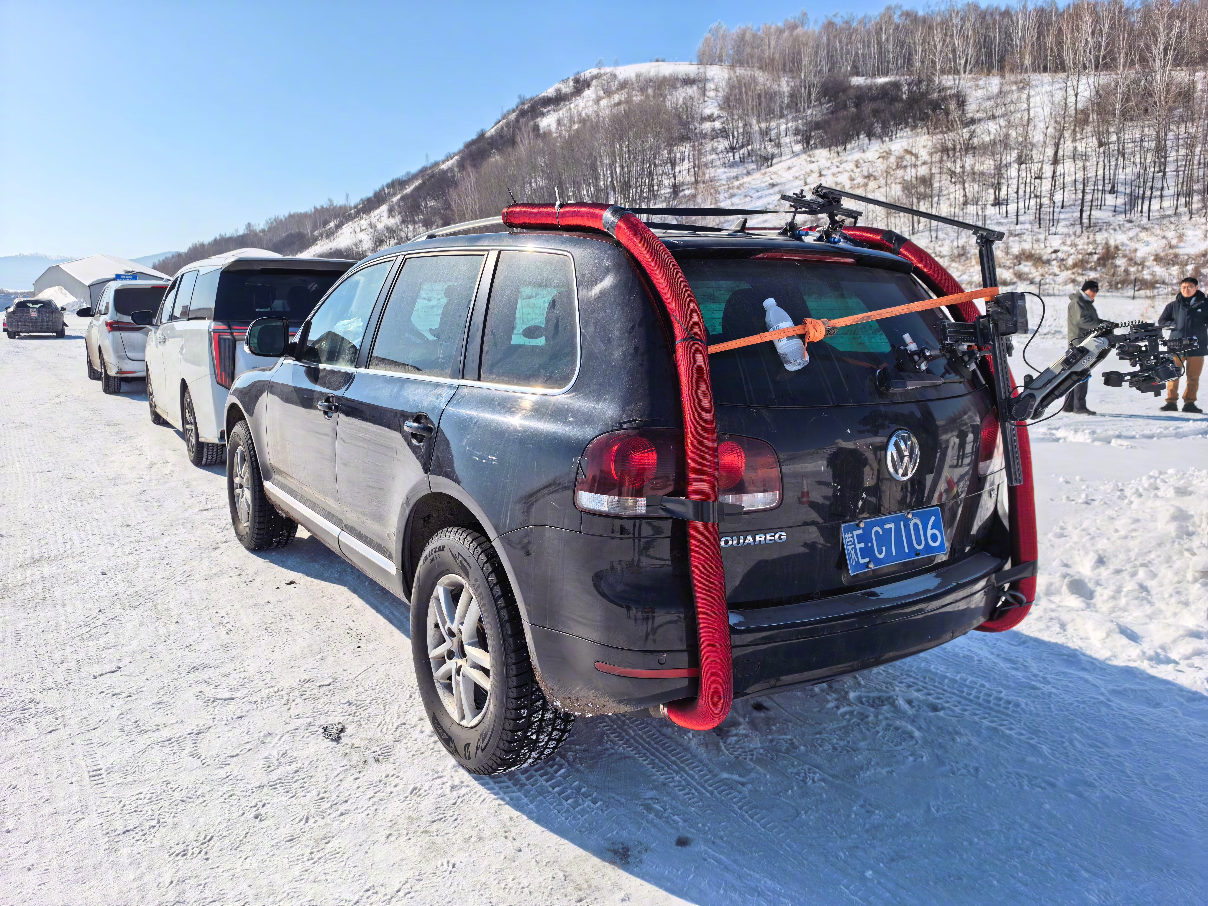 今天改装的拍摄车，为了不让排气管烟雾在镜头里穿帮，特意给引到车顶，有点东西。珍惜