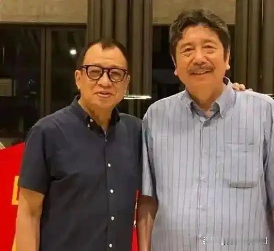 鲁迅长孙吊唁许绍雄,情谊跨越时光2025年10月28日凌晨,TVB资深演员许