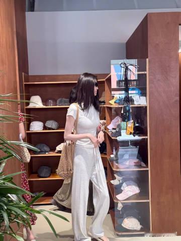 37岁超模何穗现身河北阿那亚一间服装店购物，她真人看起来又高又美，皮肤...