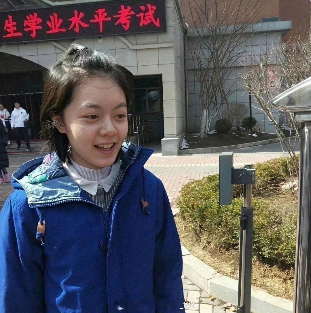 明星素颜照也是很抗打的，五官确实挺好看的，赵今麦这素颜照真的是已经可以吊打很多路