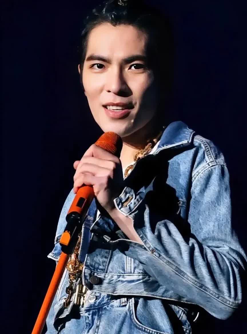 萧敬腾“雨神”的名号可能过期了，昨天和杨宗纬在西宁开演唱会，他一