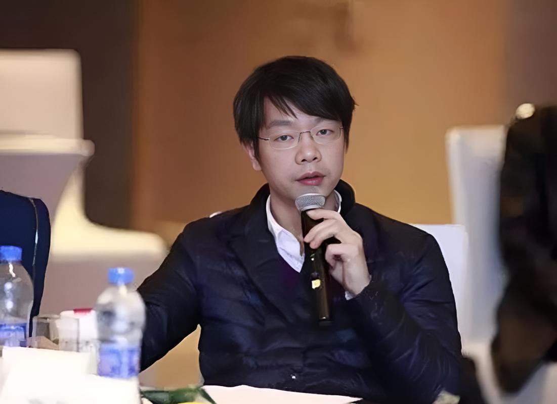 他是京东001号员工，名叫张奇，当年刘强东在中关村卖碟片的时候，张奇就是刘强东招