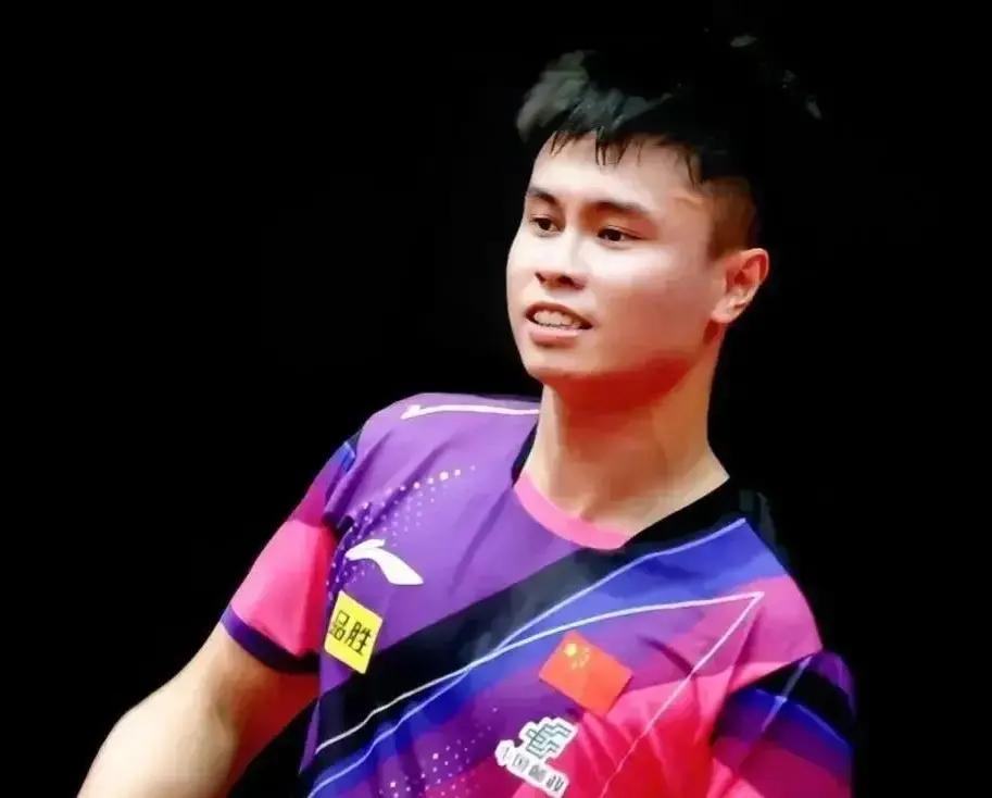 不敌法国少年选手，周启豪宝刀已老？新加坡大滿贯第二轮，周启豪与法国17岁的小将科