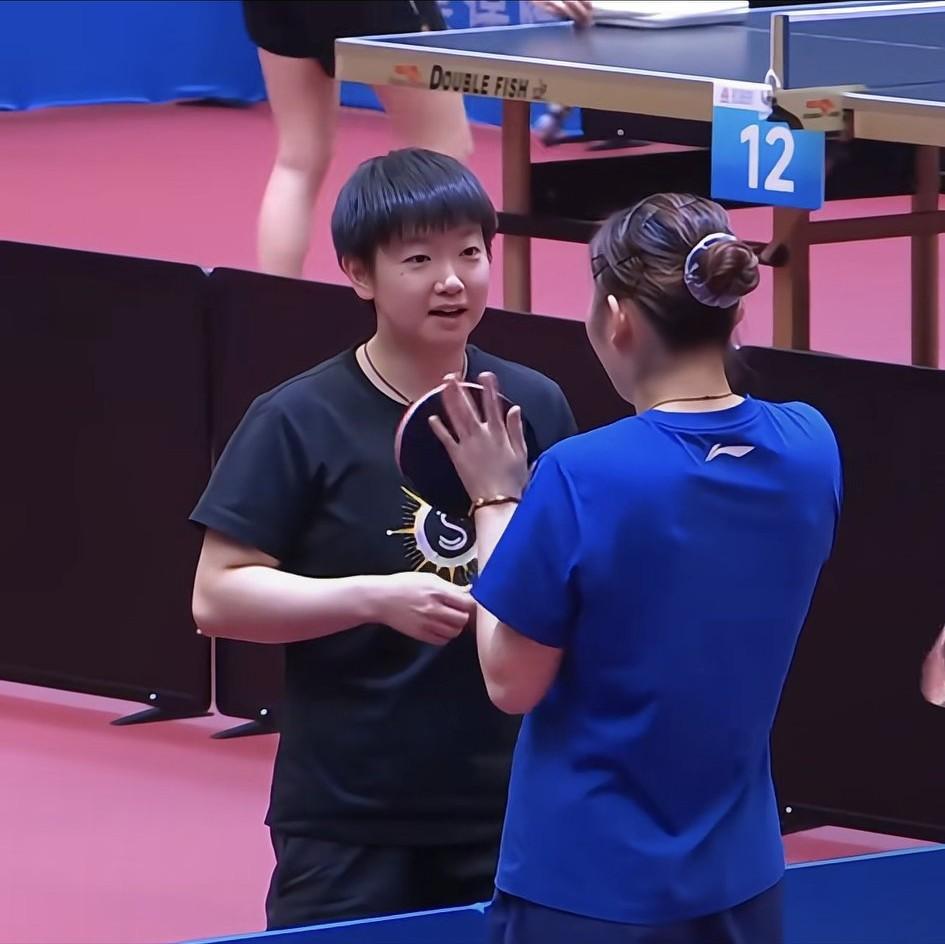 我严重怀疑孙颖莎是哄小姐妹陪她练球不然怎么会一上午的时间，去找人家说话三