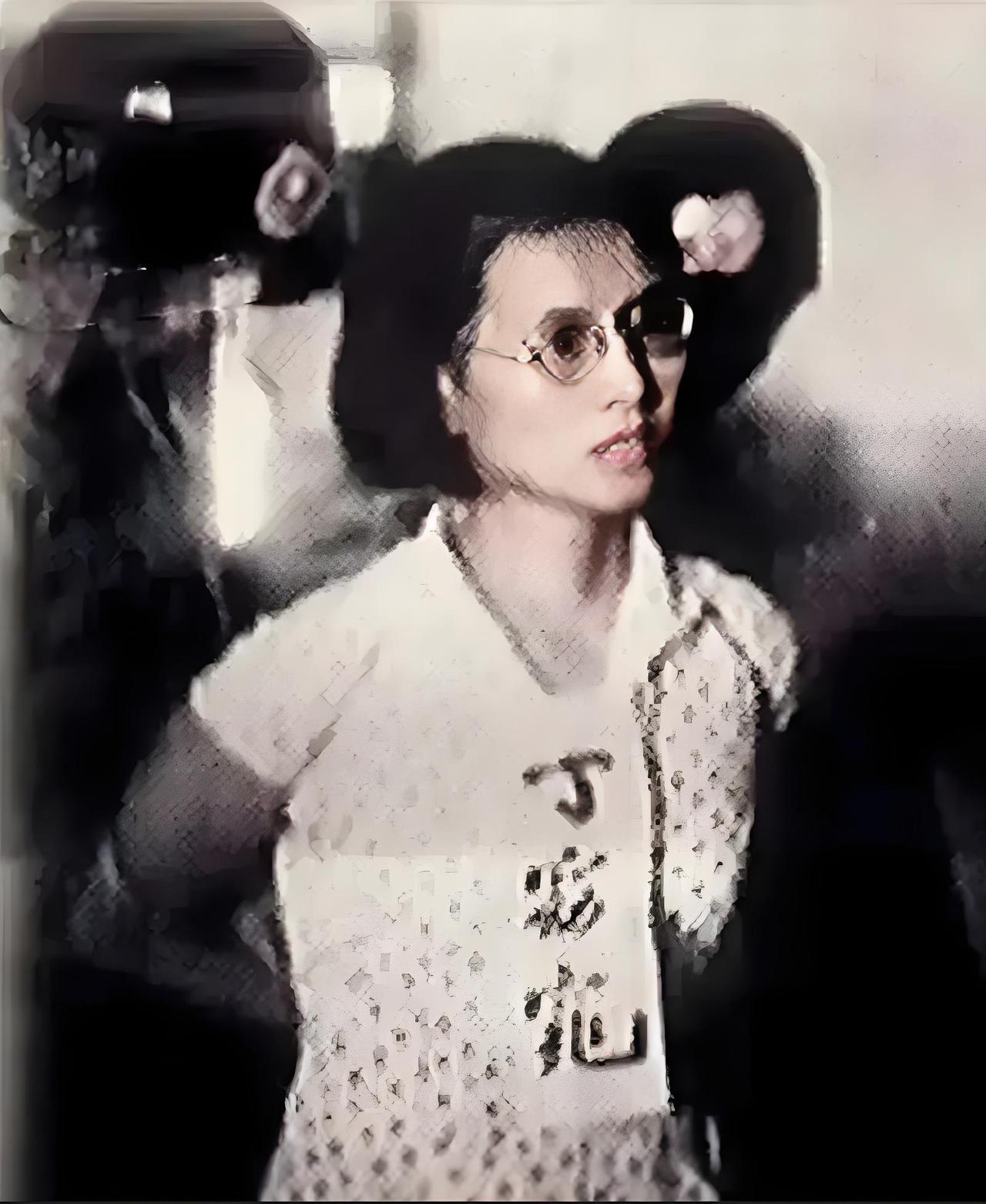 1956年，国民党将丁窈窕押赴刑场时，给她拍下了这张照片，她不是战斗英雄，被捕只
