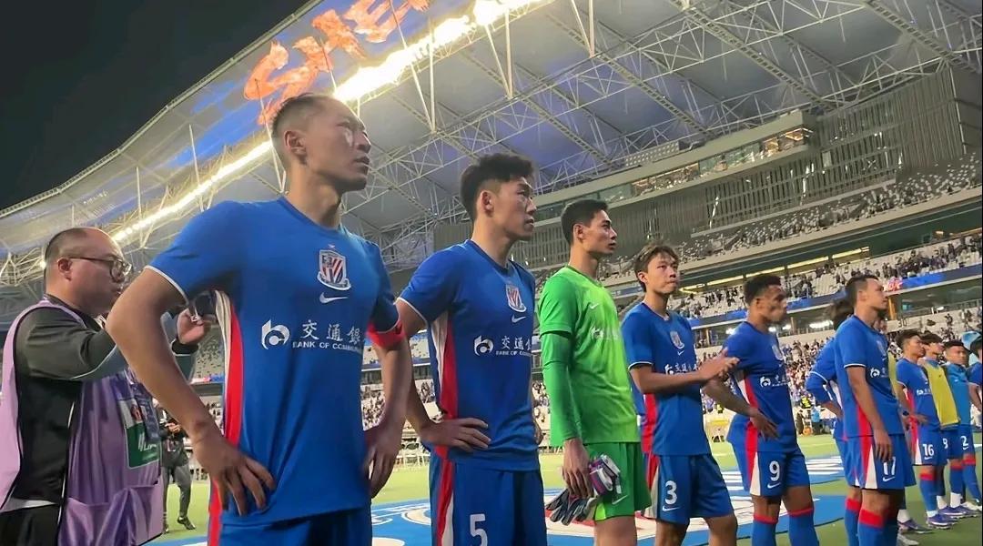 申花主场响起海港助威的曲调5.9与重庆铜梁龙比赛结束，申花球员到球迷区谢场。视