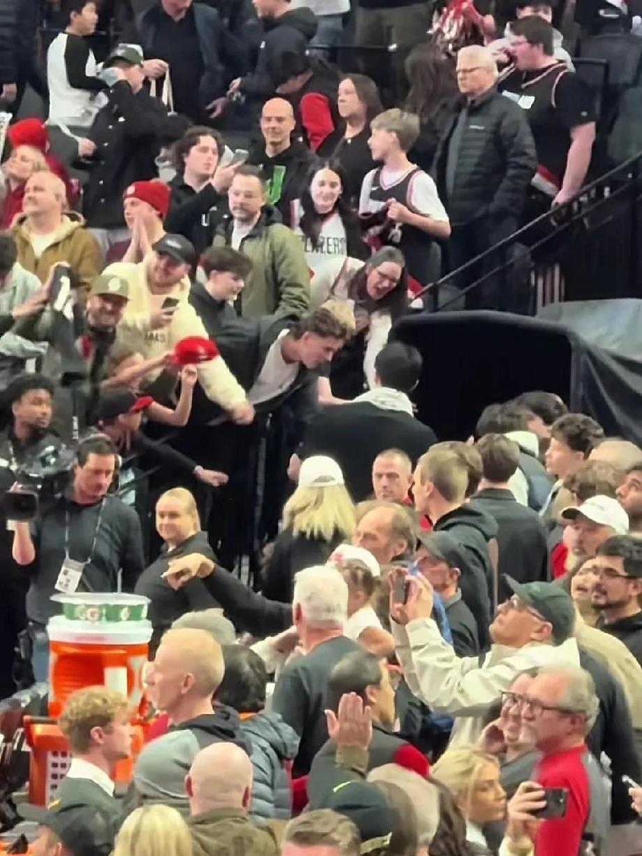 杨瀚森愣住了！这是真粉丝还是假粉丝啊！开拓者比赛赛后，杨瀚森返回更衣室，随后就