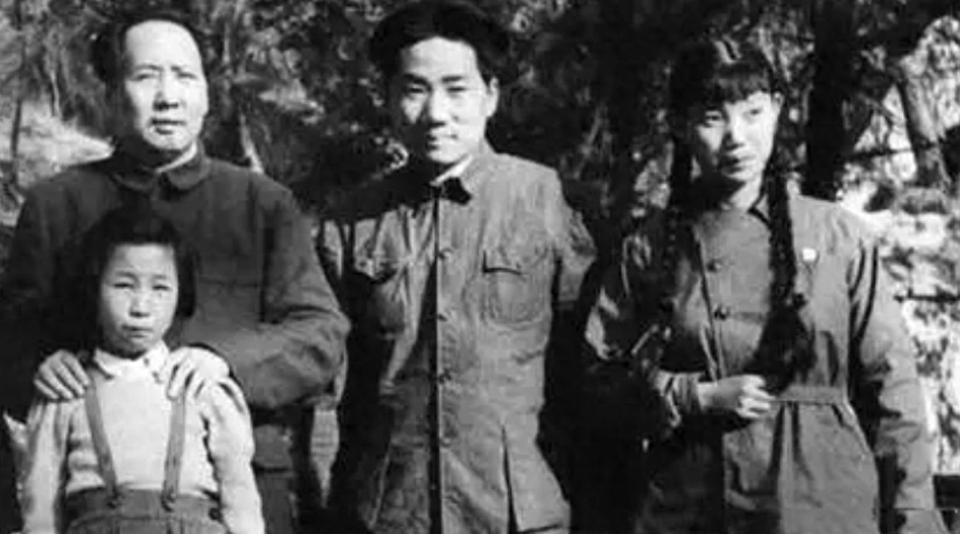 1962年，毛泽东批阅公文时接到一个消息，说刘思齐要再婚了，听完他愣了一下，没说
