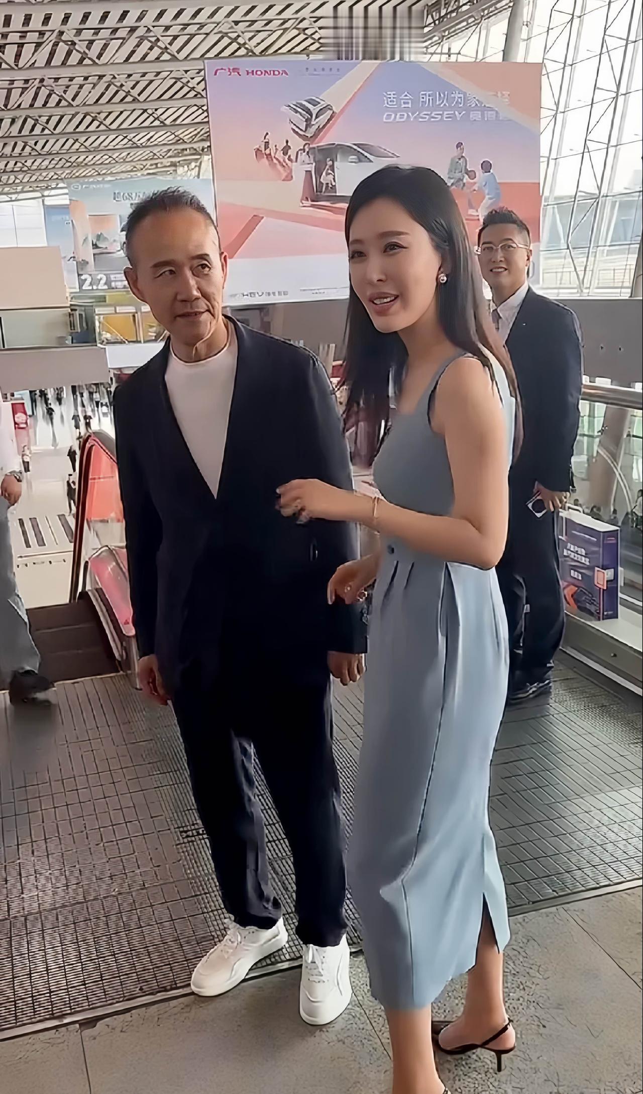70多岁的王石在40多岁的妻子面前，已经失去了当初刚在一起时候的风采，满眼都是以