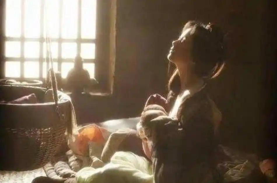 为溥仪寻找纯净乳汁：清宫奶娘规则下的隐秘牺牲紫禁城的红墙内，光绪三十四年冬，慈