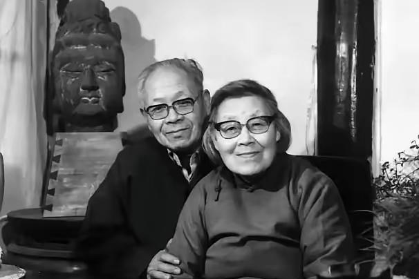 1945年，王世襄和袁荃猷结婚。婚后，王世襄发现妻子除了会剥蒜，其他家务活一概不