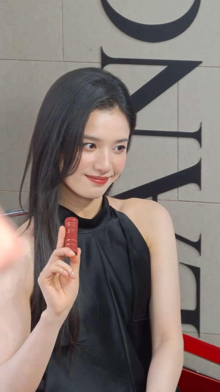 爱上姐姐是我的错吗💋张婧仪黑色系御姐风张婧仪黑衣红唇姐感十足