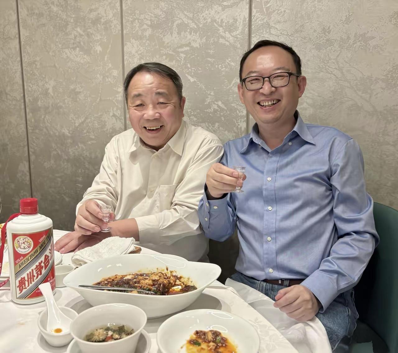 这是日本人石平和自称有蒙古血统的美国人余杰东京聚餐。它们的共同特点就是，四川老乡