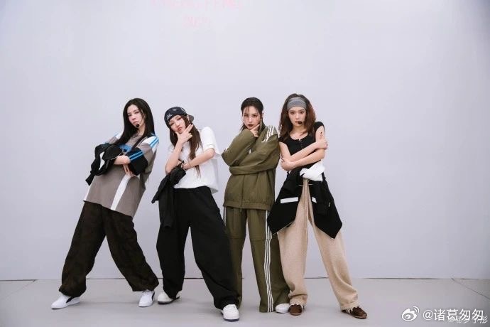 《乘风2025》宋妍霏、罗予彤、王霏霏、孟佳演绎《我的地盘》，西装唱跳整齐划一超